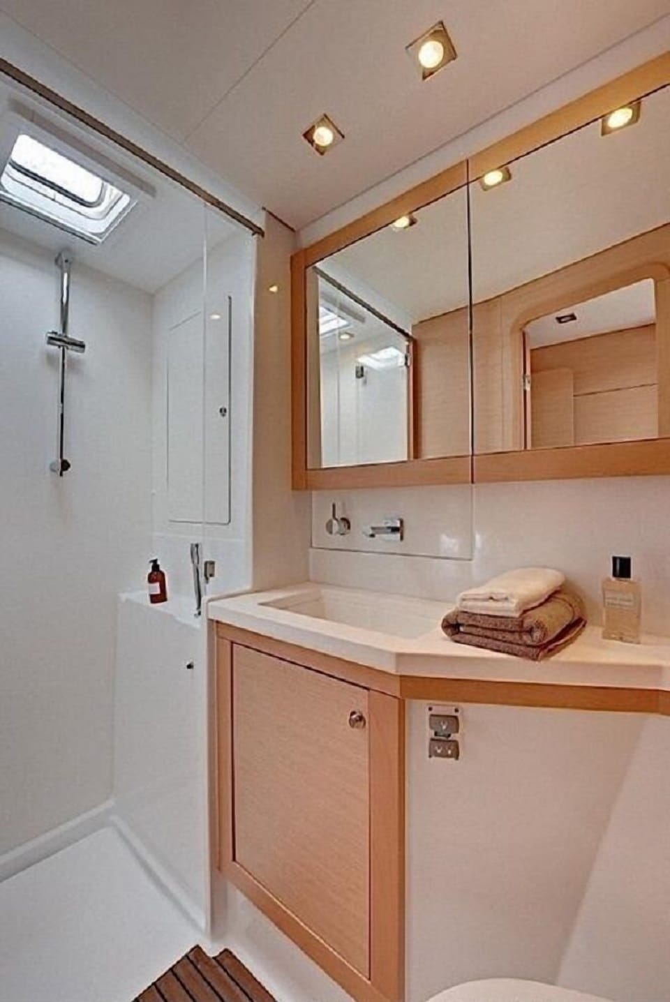 Superior Room | Bathroom | Shower, hair dryer, towels