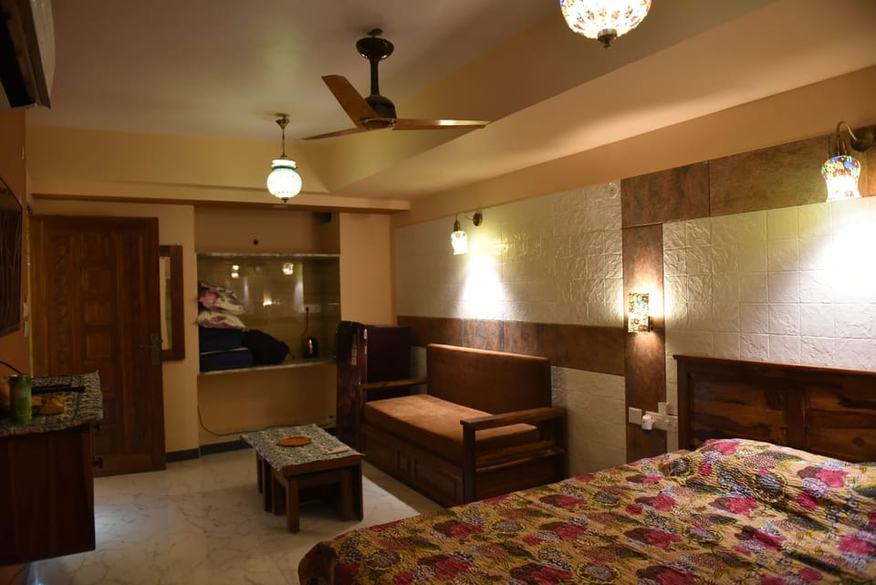 Deluxe Studio, 1 King Bed with Sofa bed | Minibar, in-room safe, individually decorated, individually furnished