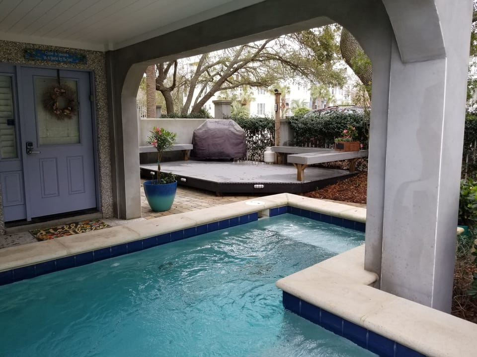 Plunge pool