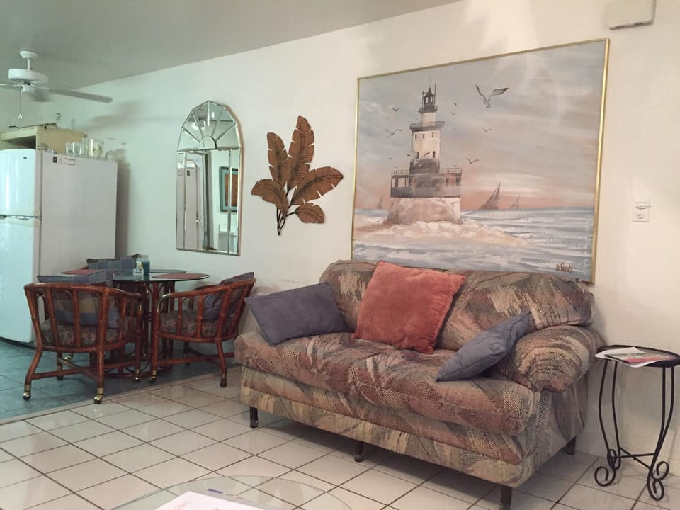 Living room and eat-in kitchen with art to create a tropical seaside atmosphere 