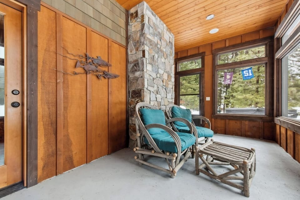 Exterior screened-in porch