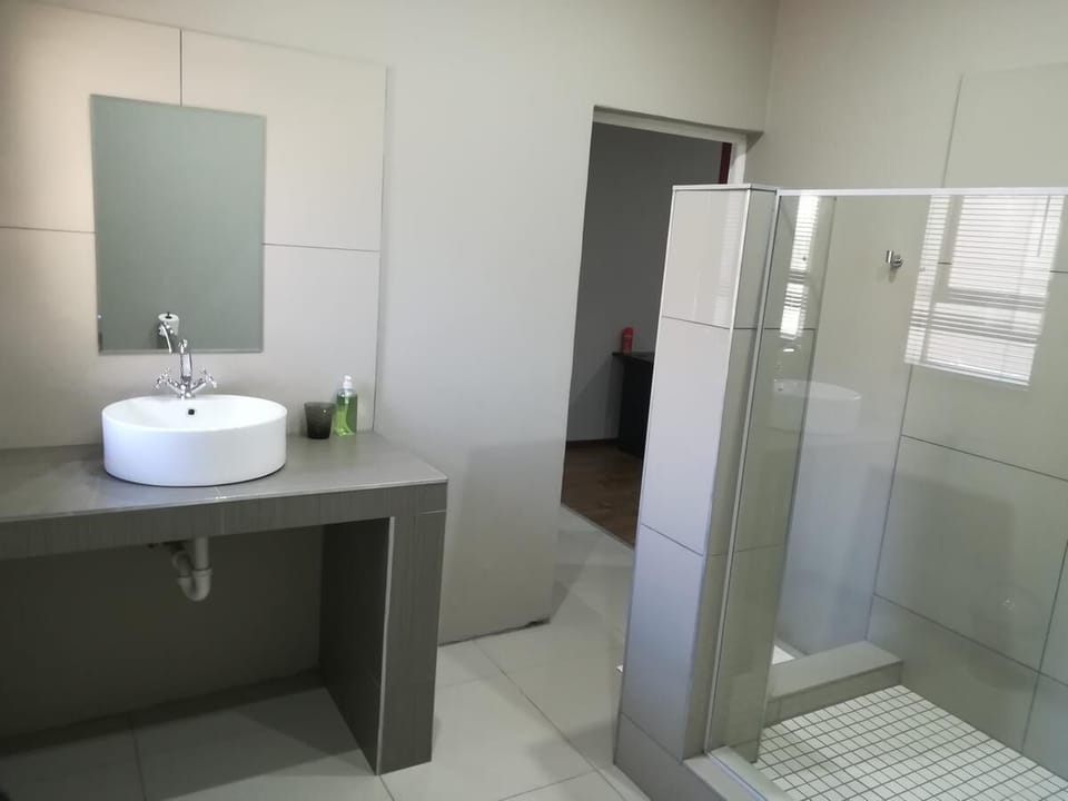 Shower, free toiletries, towels