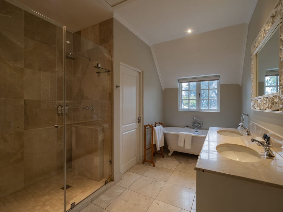 Deluxe Double Room, 1 King Bed, Courtyard View | Bathroom | Separate tub and shower, deep soaking tub, free toiletries, hair dryer