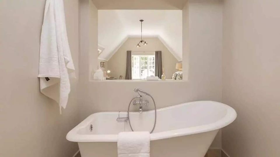 Deluxe Double Room | Bathroom | Separate tub and shower, deep soaking tub, free toiletries, hair dryer