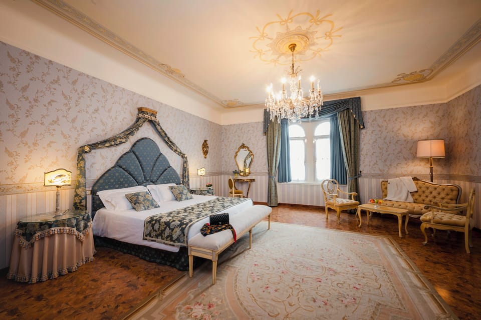 Junior Suite, 1 Queen Bed, Non Smoking | Premium bedding, minibar, in-room safe, desk