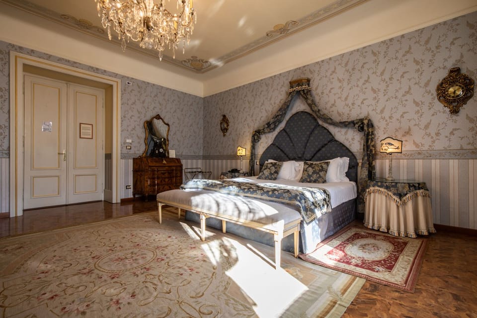 Junior Suite, 1 Queen Bed, Non Smoking | Premium bedding, minibar, in-room safe, desk