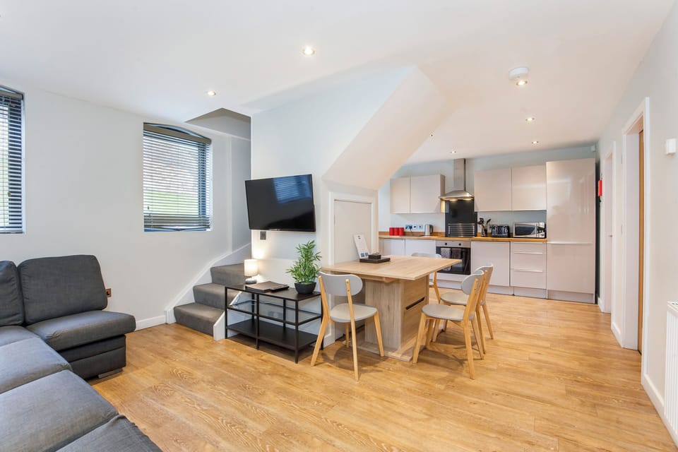 Apartment, 4 Bedrooms (No 2 Split Level ) | Living area | 40-inch flat-screen TV with digital channels, TV, Netflix