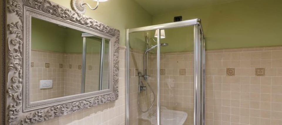 Superior Double Room, City View | Bathroom | Shower, rainfall showerhead, free toiletries, hair dryer