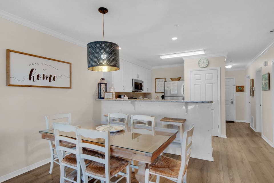 Dinning area with 3 bar stools