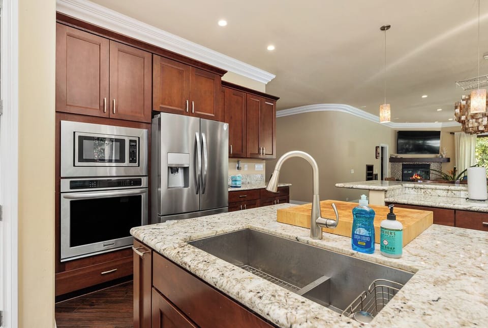 Kitchen Island, Appliances, Storage
