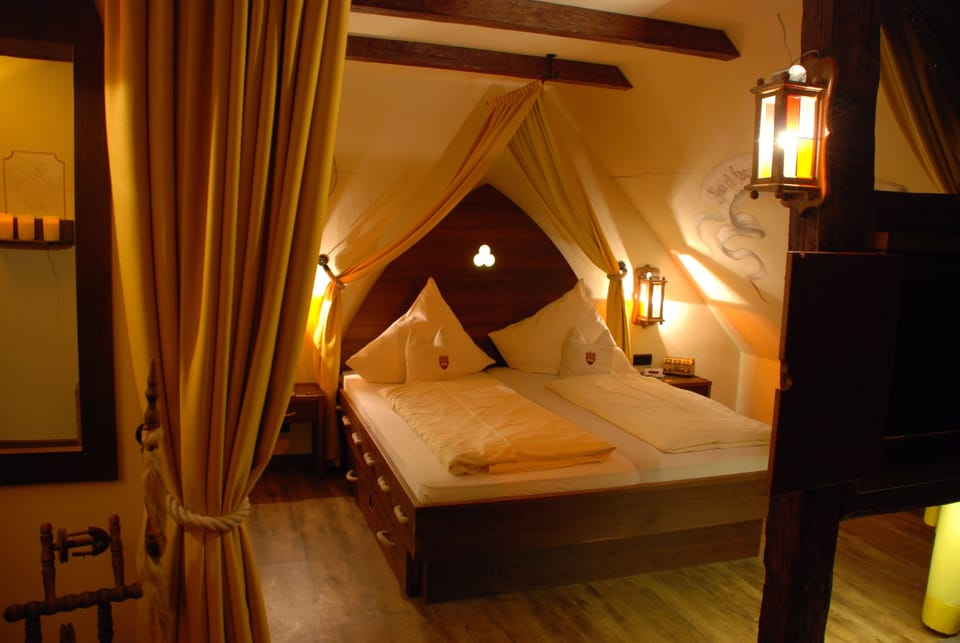 Double Room, 1 King Bed, Non Smoking, Partial Lake View | Minibar, in-room safe, desk, blackout drapes