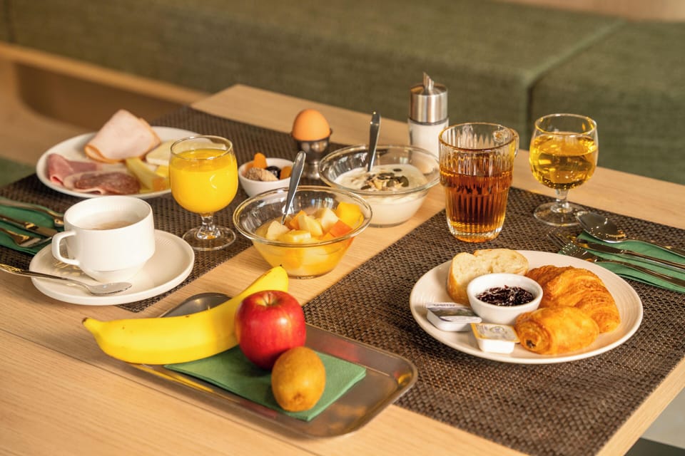 Daily buffet breakfast for a fee