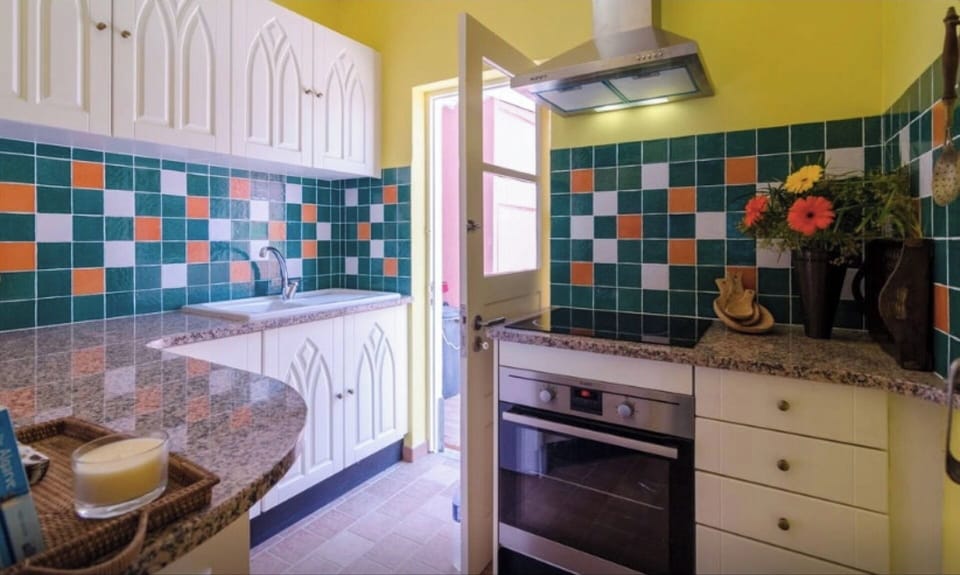 Fully fitted kitchen.
