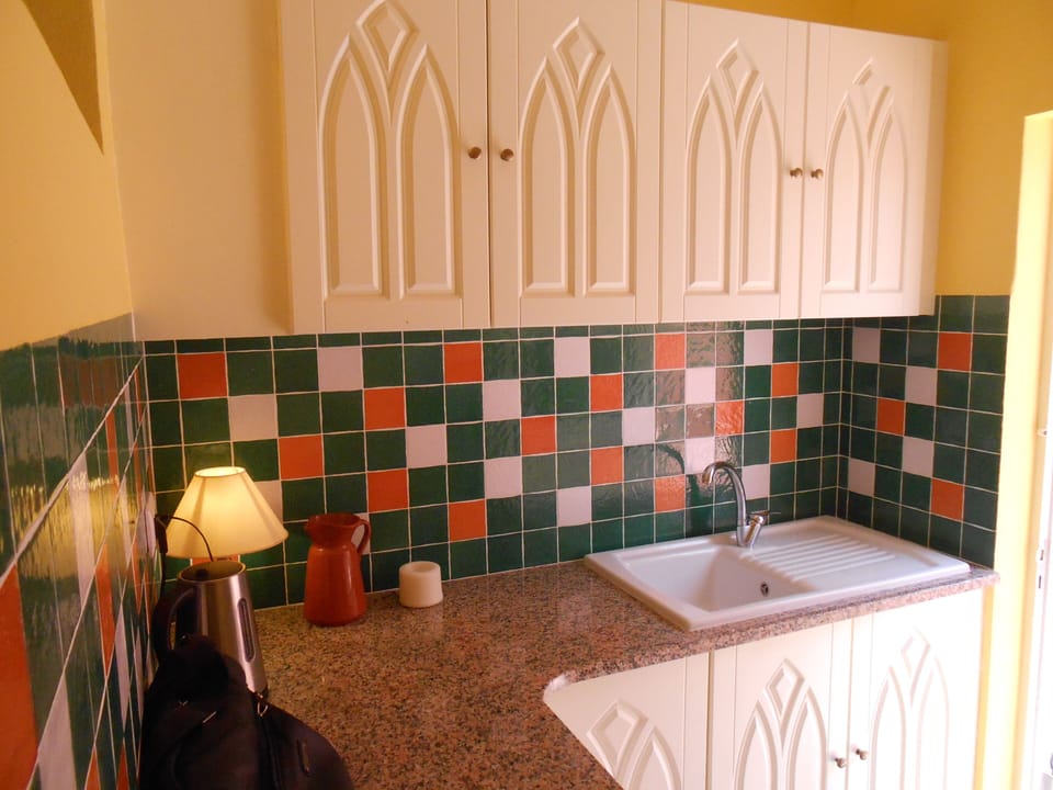 Fully fitted kitchen.