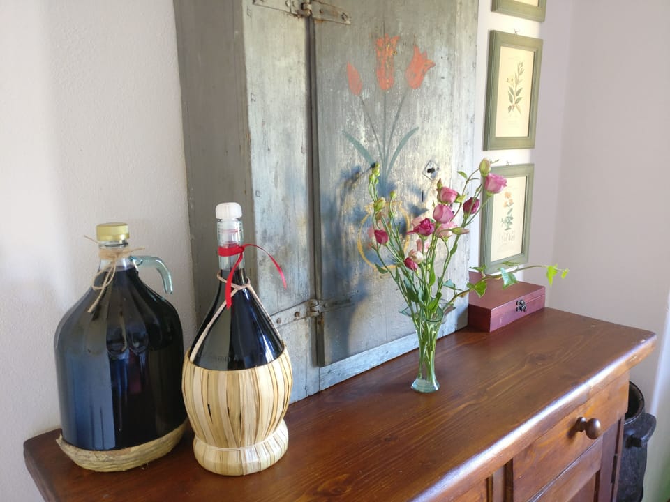 Free Chianti wine provided to guests on arrival