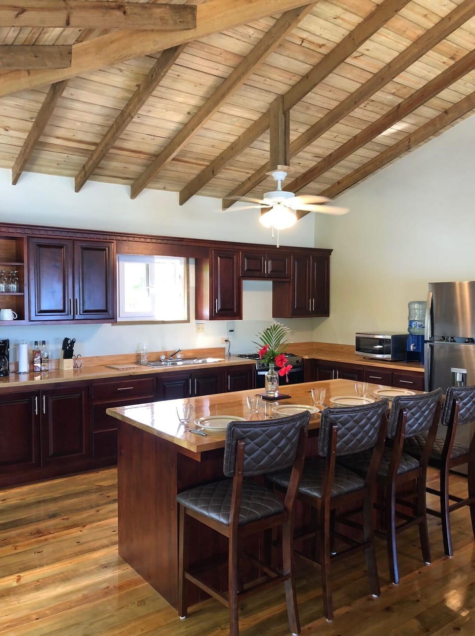Wide open and large kitchen and dining area. 
