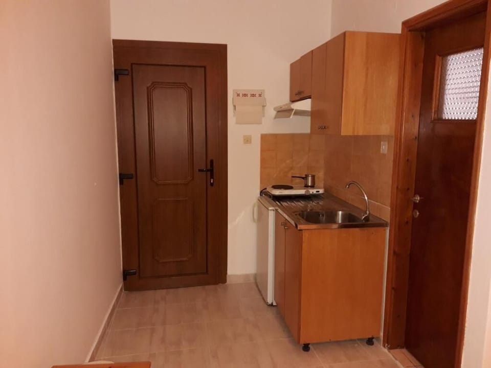 Fridge, stovetop, electric kettle, cookware/dishes/utensils