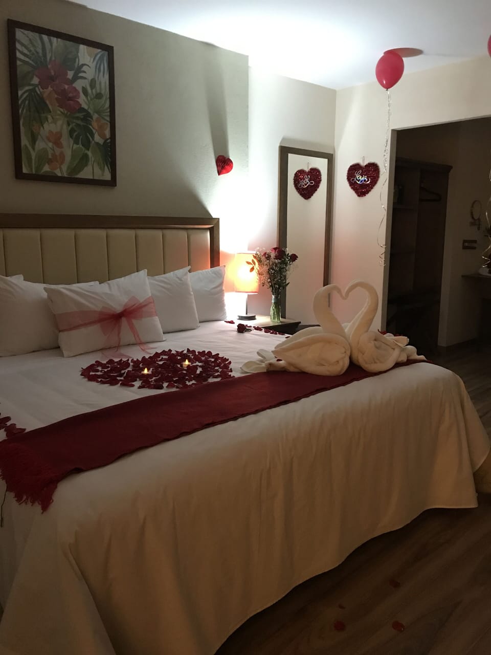 Standard Room, 1 King Bed, Non Smoking | In-room safe, desk, blackout drapes, iron/ironing board