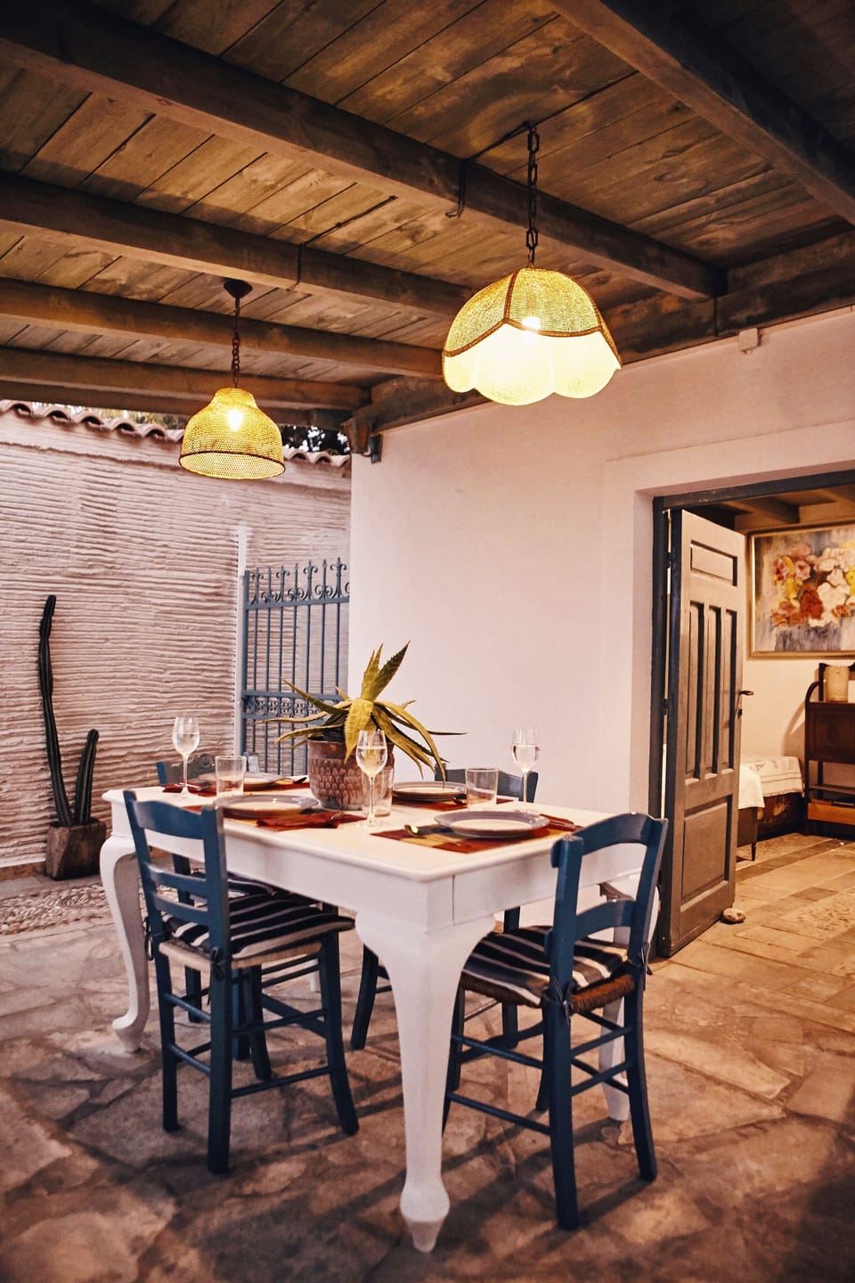 Dining area with direct sea view and earthy decorative details.