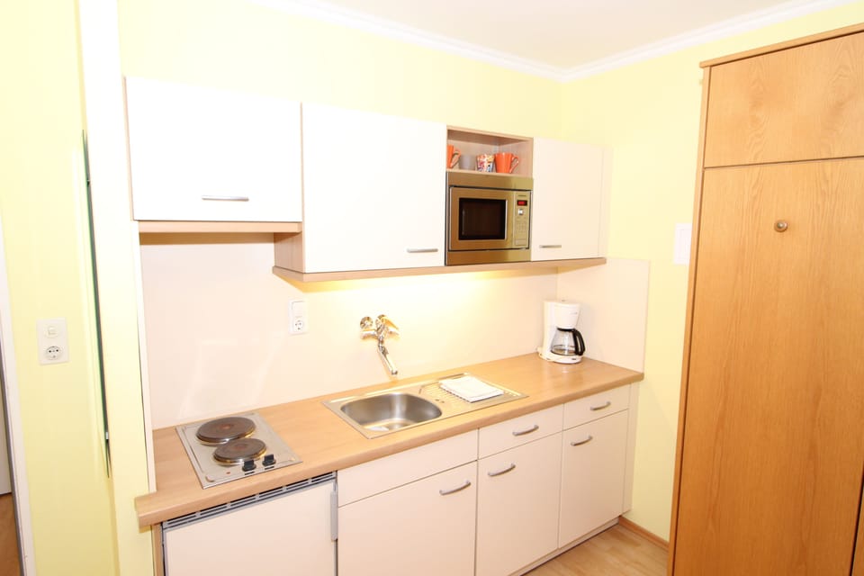 Fridge, stovetop, coffee/tea maker, electric kettle
