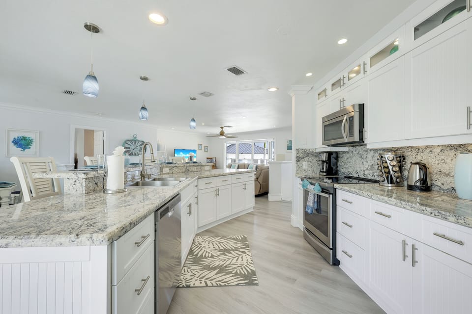 Large Kitchen with Island seating