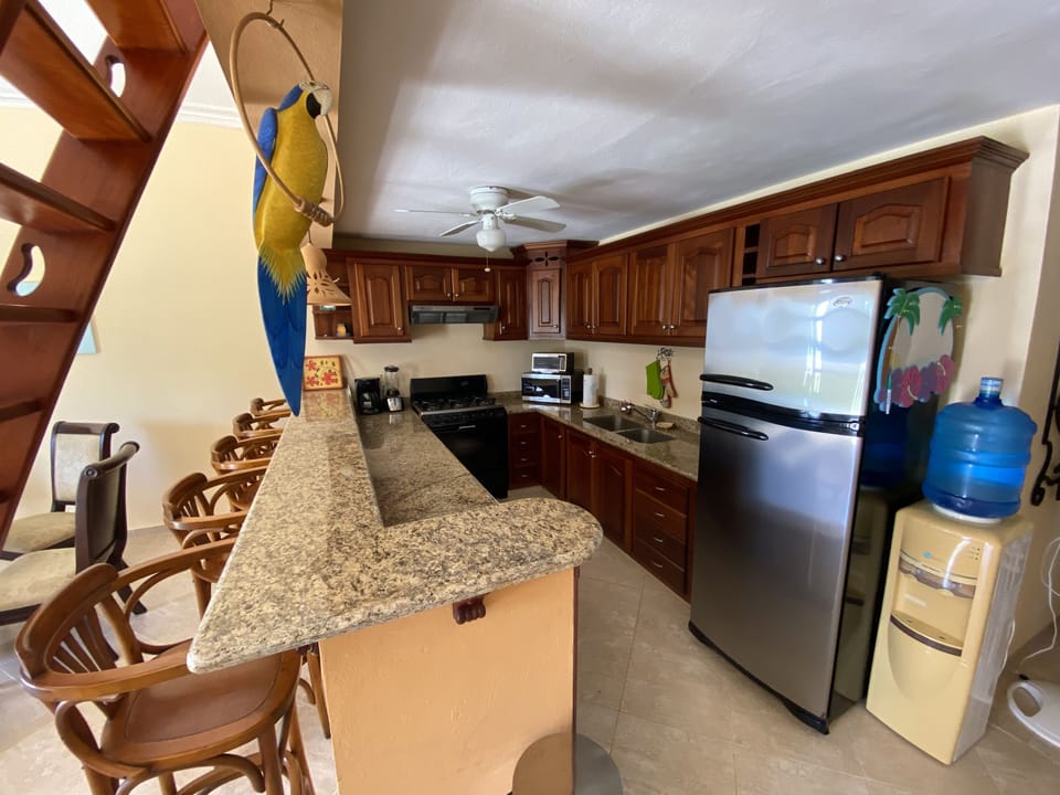 Fully equipped kitchen with 6 bar stools