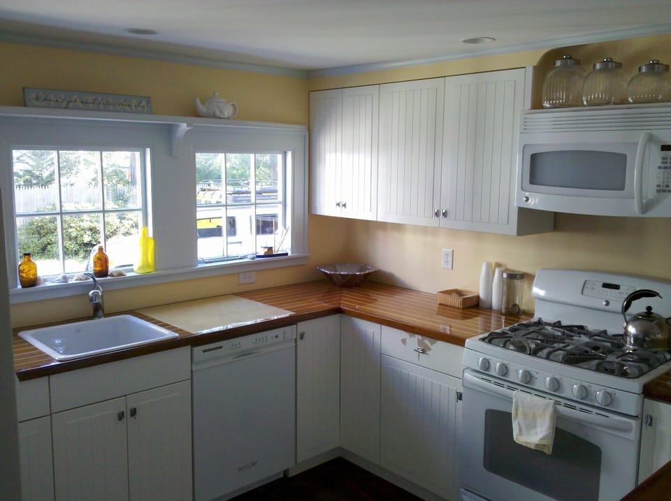 Beautiful kitchen - fully functional with all the hardware!