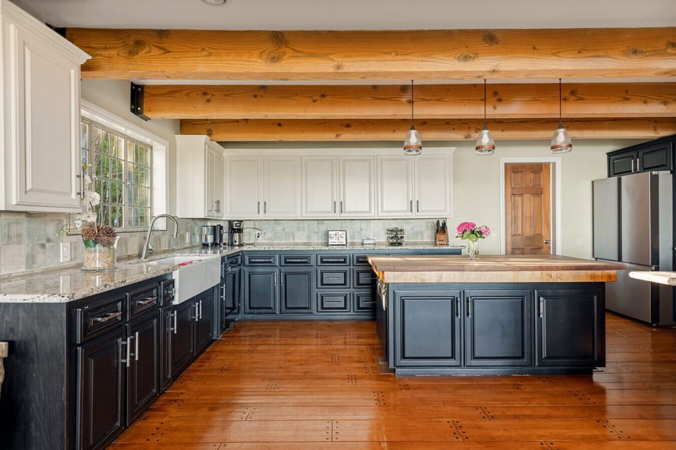Plenty of space for multiple cooks