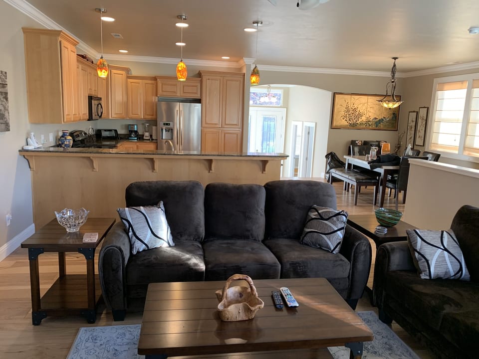 Living room & kitchen 