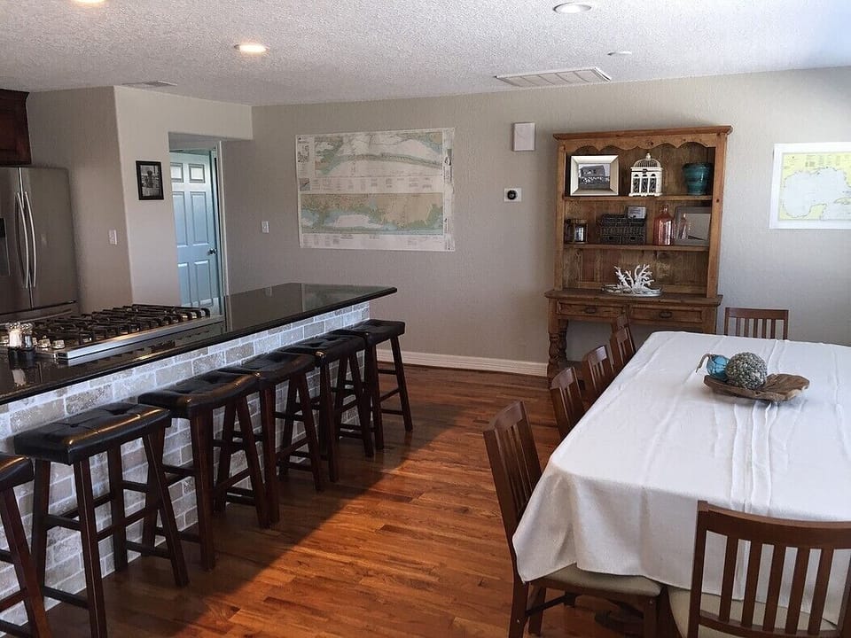 Plenty of seating for family meals at the table or granite peninsula.