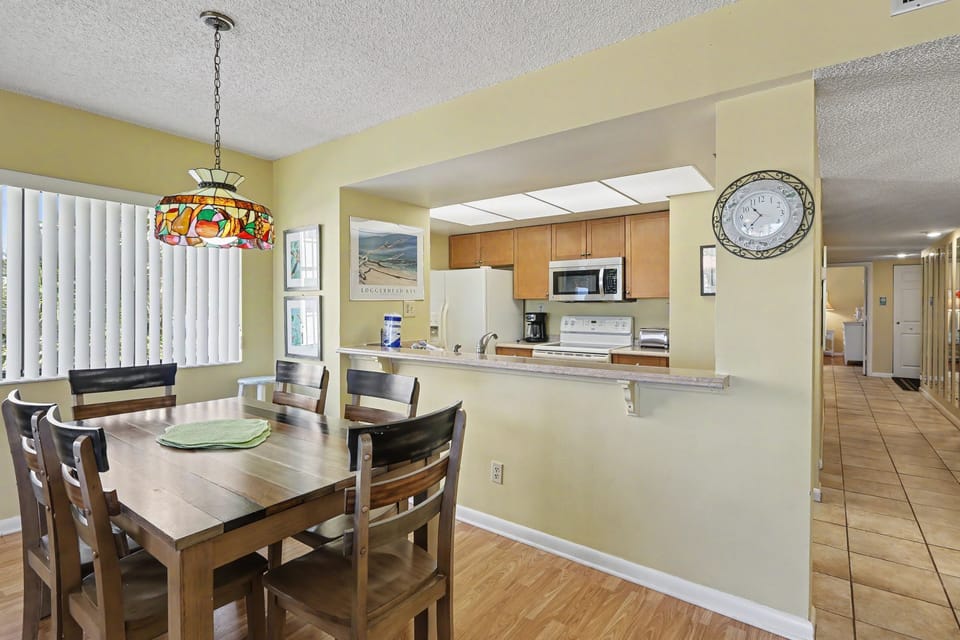 Dining/Kitchen Area