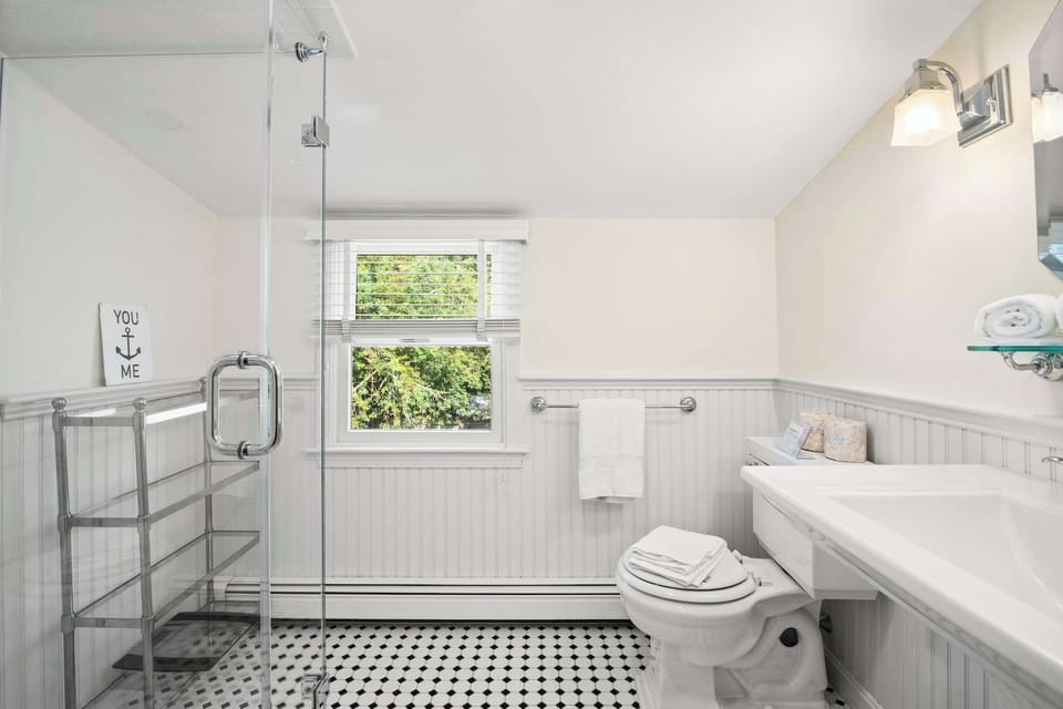 2nd Floor Full Bathroom w/ Shower