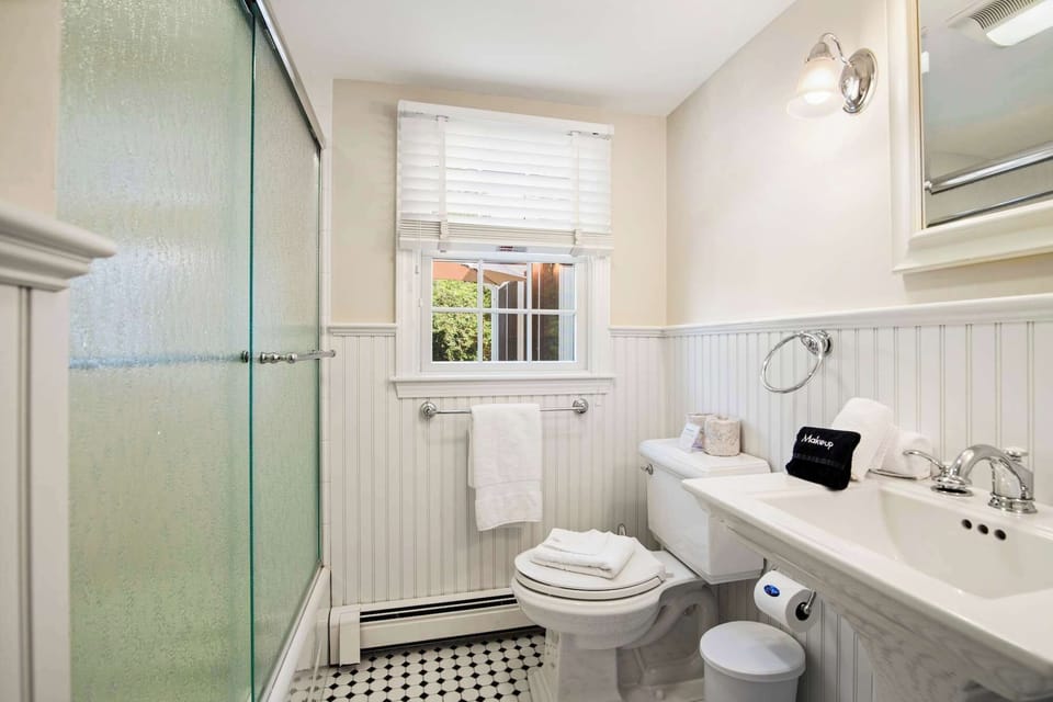 1st Floor Full Bathroom w/ Shower/Tub combo