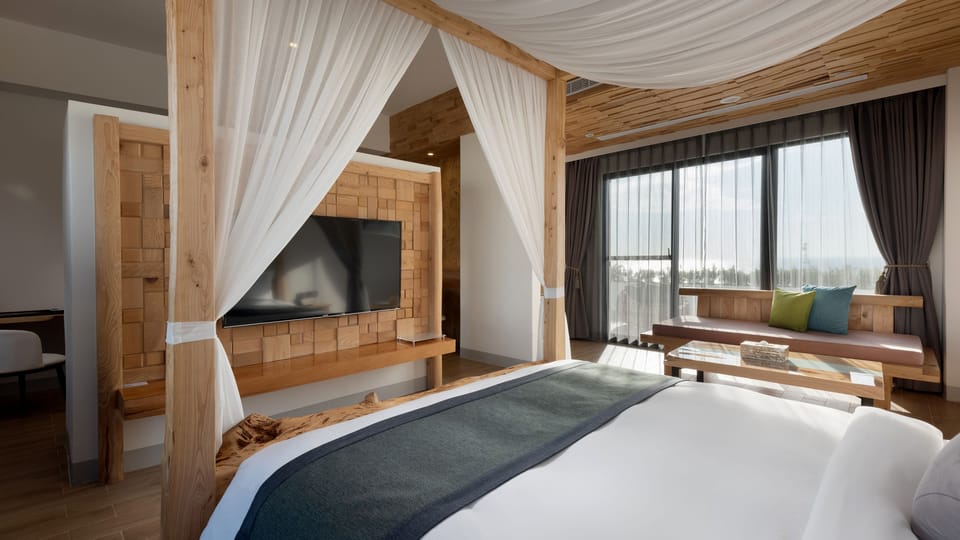 Deluxe Double Room, Sea View | Minibar, in-room safe, desk, blackout drapes