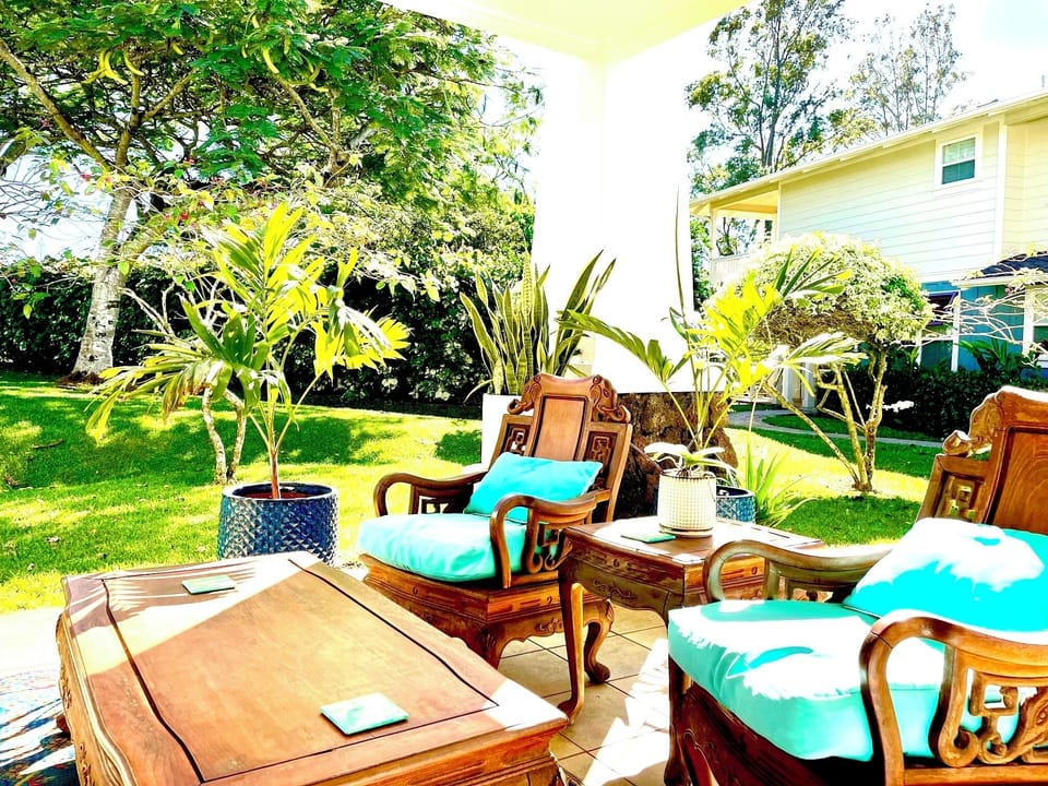 Large Private Covered Lanai Room for four!