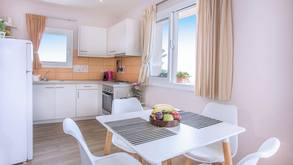 Superior Apartment, 1 Bedroom, Sea View | In-room dining