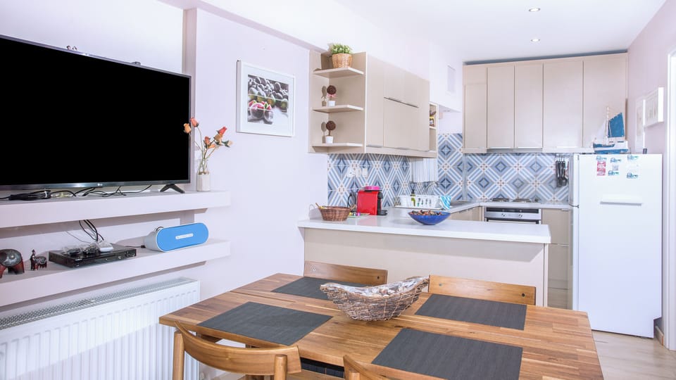Superior Apartment, 2 Bedrooms, Sea View | In-room dining