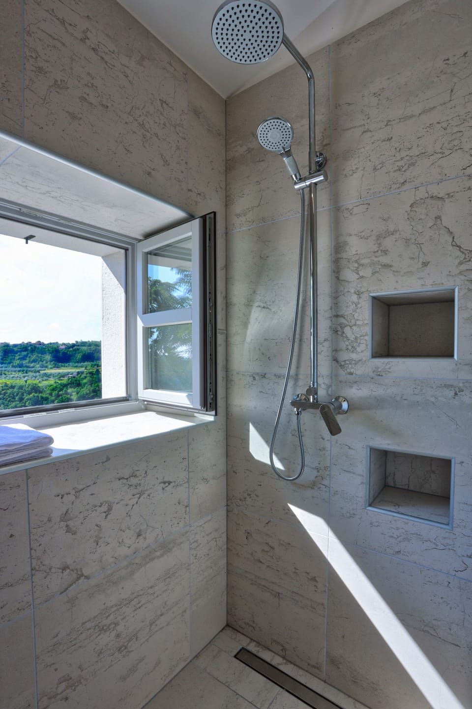 Superior Twin Room, 2 Twin Beds, Non Smoking, Valley View | Bathroom | Shower, hair dryer, bathrobes, slippers