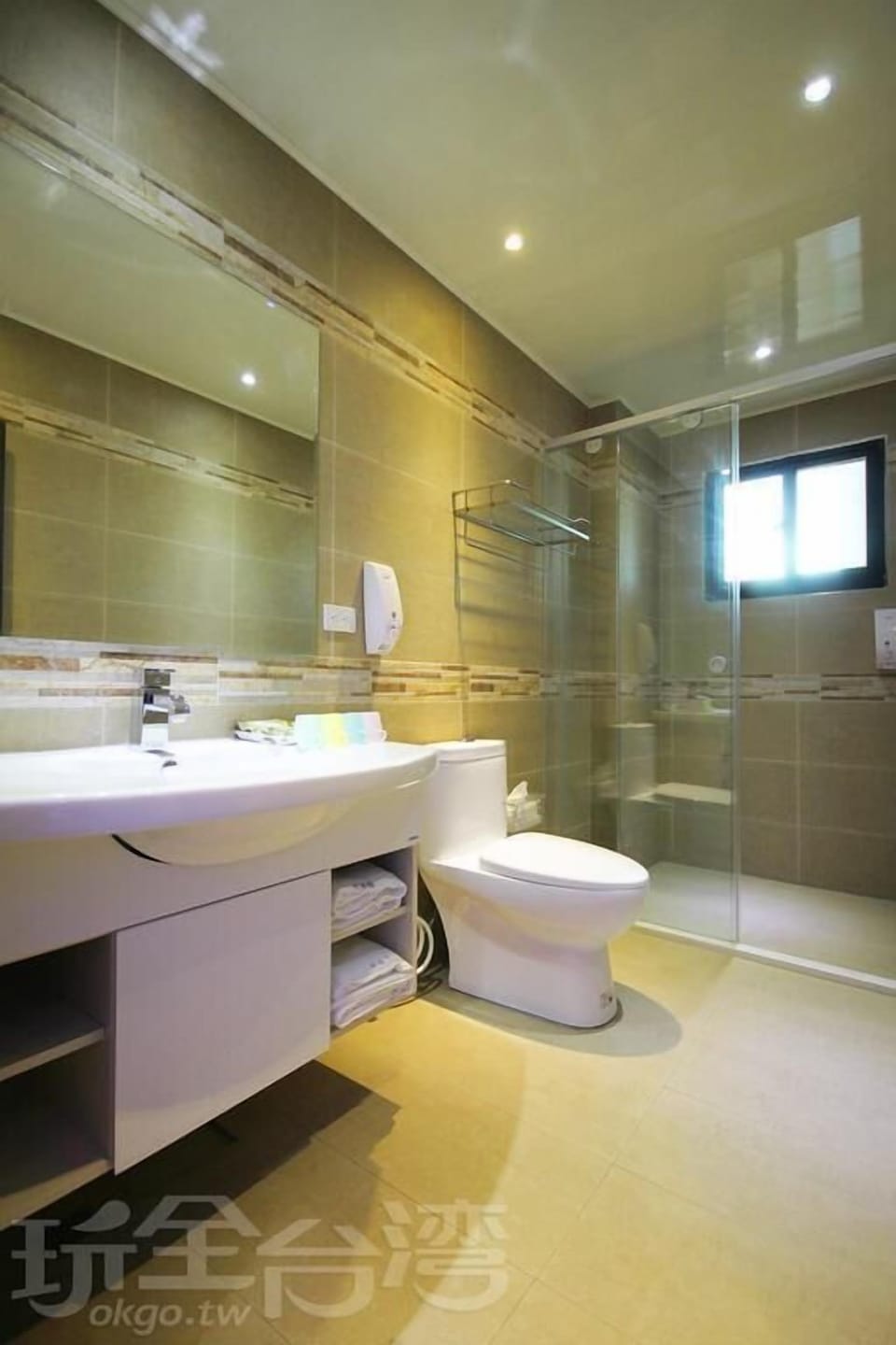Quadruple Room | Bathroom shower