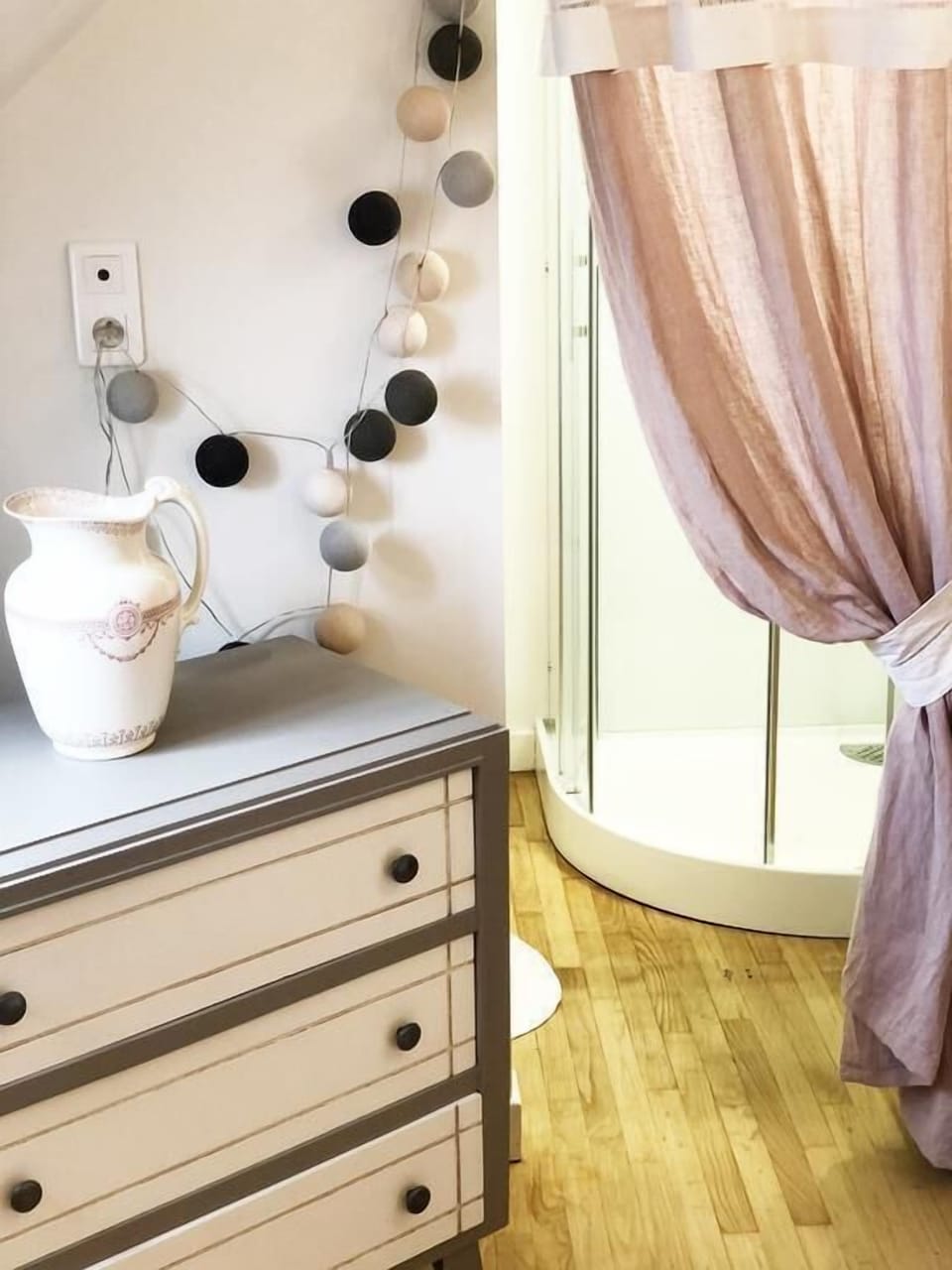 Basic Double Room (La Romantique) | Bathroom | Free toiletries, hair dryer, towels