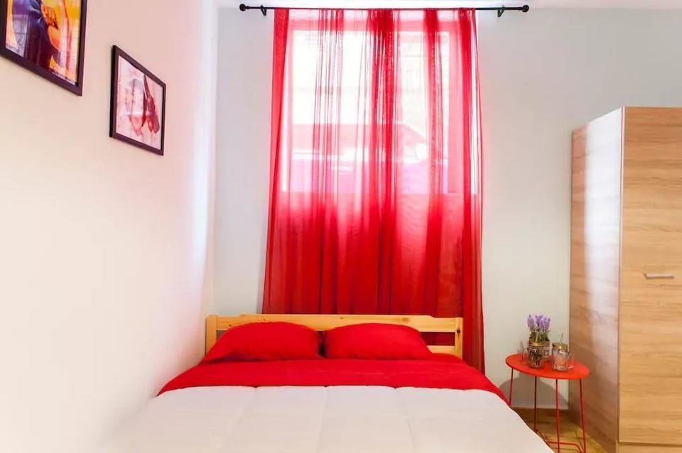 Apartment | Iron/ironing board, WiFi (free), bed sheets