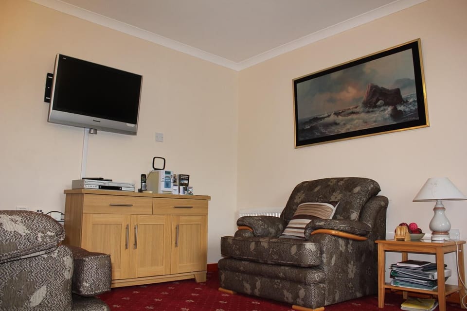 Cottage, 3 Bedrooms | Living room | LCD TV, fireplace, DVD player