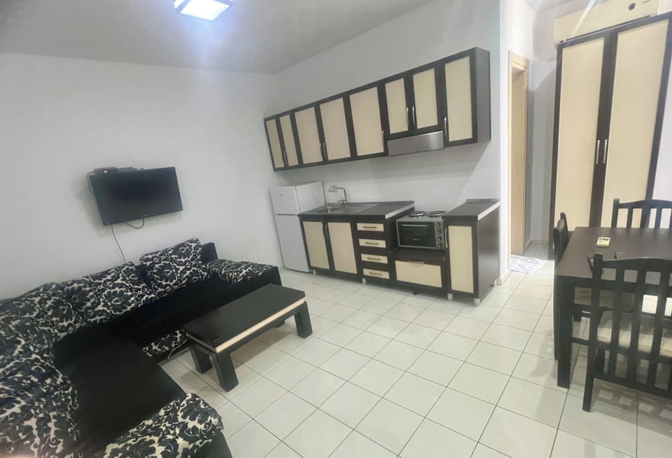 Suite, Balcony | Living area | 32-inch flat-screen TV with cable channels, TV