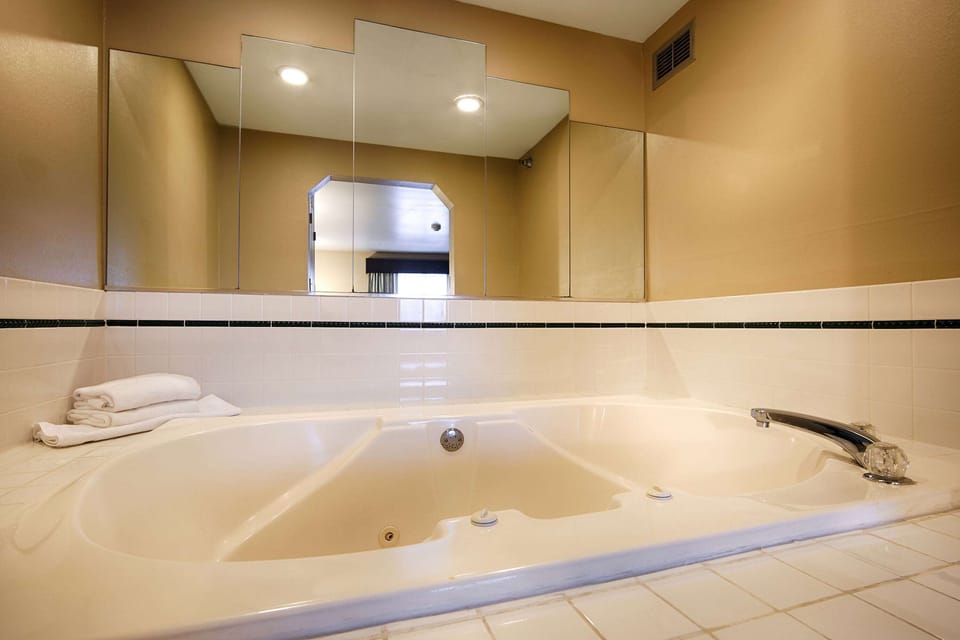 Bathtub, free toiletries, hair dryer, towels