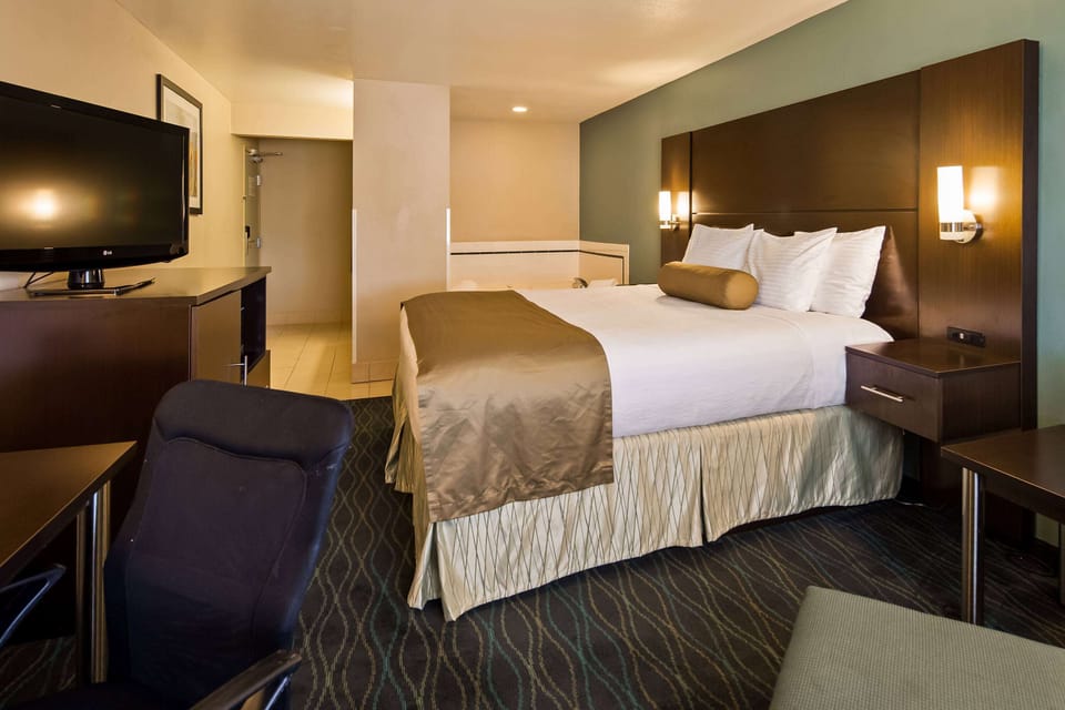 Deluxe Room, 1 King Bed, Non Smoking | Pillowtop beds, in-room safe, individually decorated