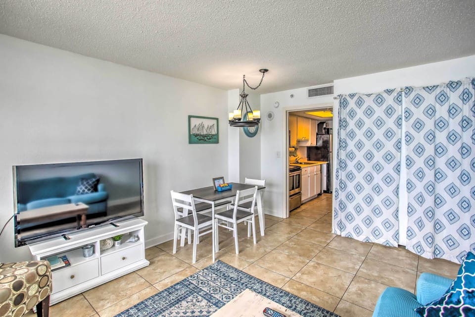 Dining Area | Dishes & Flatware Provided