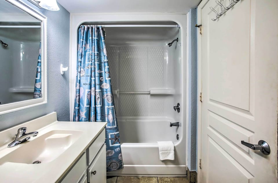 Full Bathroom | Towels Provided