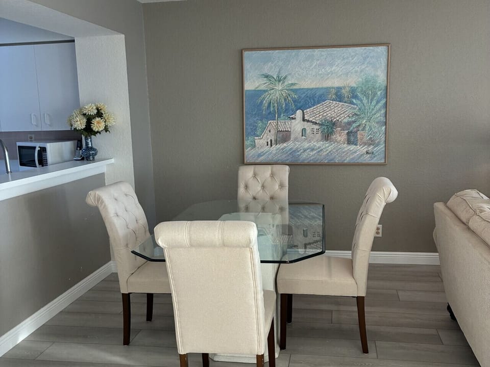 Dining Area with Seating for 4