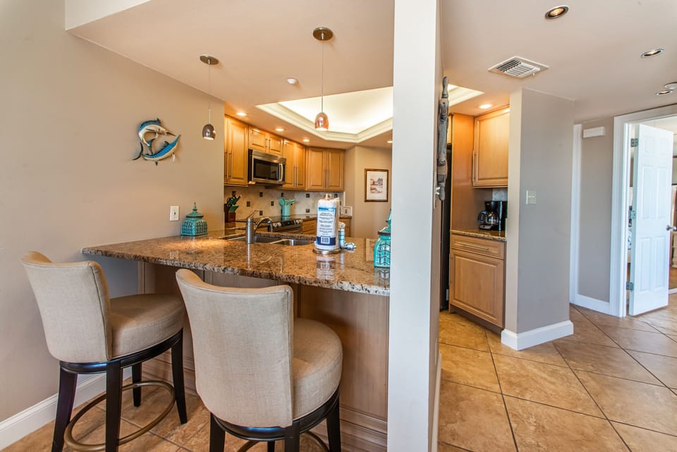 Eat-in bar for 2 and kitchen