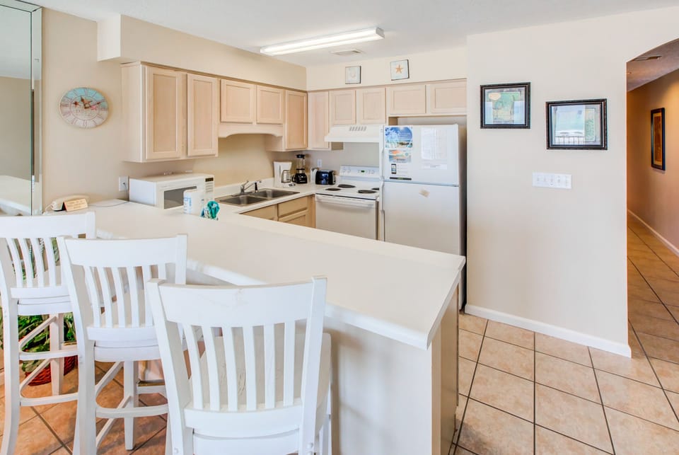 Fully updated kitchen and eat-in bar